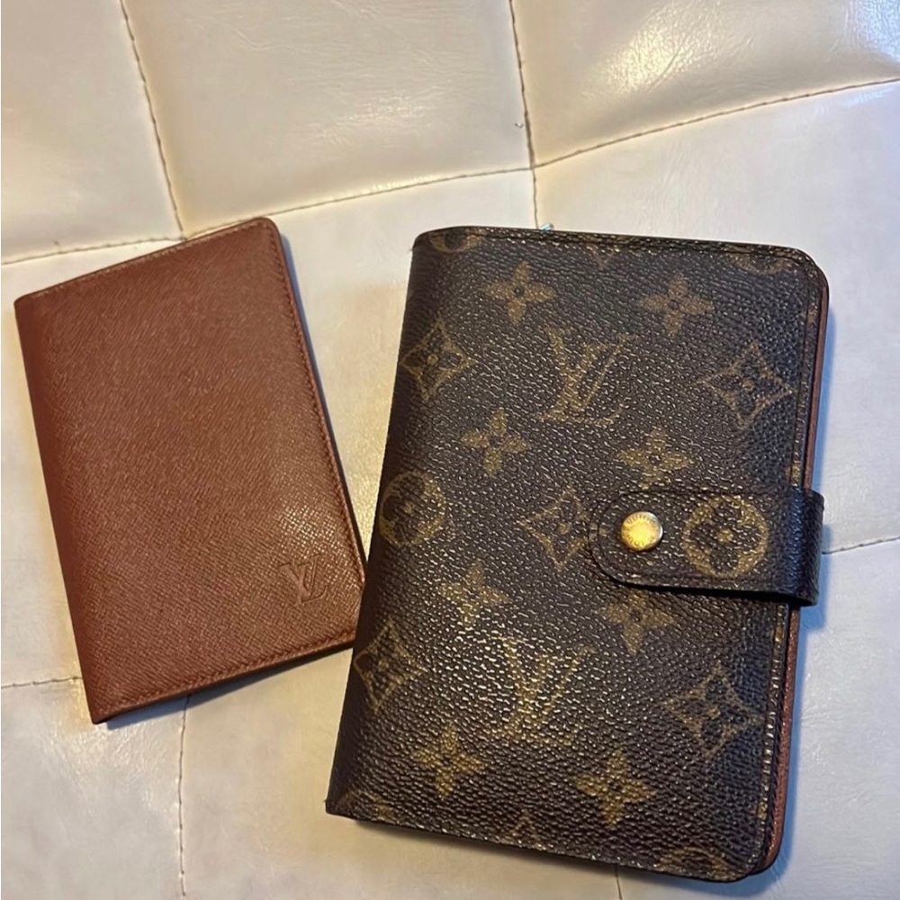 LOUIS VUITTON
LV Monogram Coated Porte-Papier Zippé Wallet